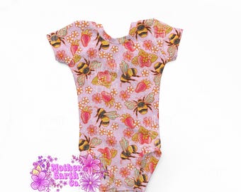 Bin & Jordgubbsdräkt || Gymnastik || Lejon || Flickor || Sport || Body || Helkropp || Vår || Blommig || Bi || Rosa || Flickigt