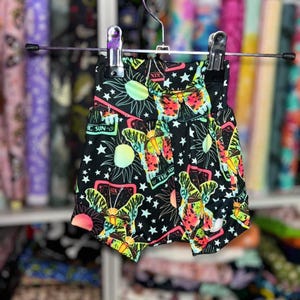 VERSANDFERTIG || 6-9mo Bummys || Hoch taillierte || Tarotkarten || Baby || Kleinkind || kurze Hose || Witchy || Motten || Käfer || Die Sonne || Insekten