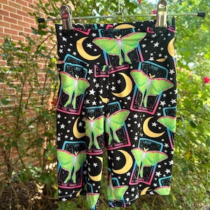 LISTO PARA ENVIAR // Pantalones cortos de motociclista con diseño de tarot de polilla para niños, talla 7 // Luna // Animales // Insectos // Brujería // Luna // Niñas // Motociclista // Pijamas // Pantalones cortos