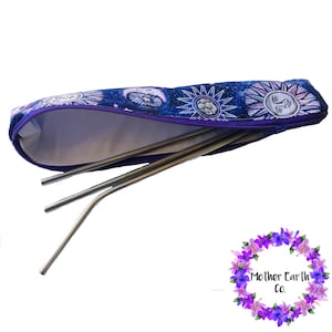 Puede incluir: Una bolsa de cremallera morada con un estampado celestial con lunas y soles. La bolsa está abierta y contiene cuatro pajitas de acero inoxidable. La bolsa está etiquetada con "Mother Earth Co."