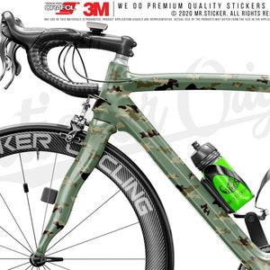 Può includere: Primo piano di una bicicletta da corsa con motivo mimetico verde e nero, con manubrio nero e portaborraccia. La bicicletta ha un telaio e ruote in fibra di carbonio. Il testo "MR.STICKER" è stampato sulle ruote.