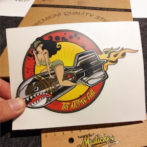 Adesivo/decalcomania WWPNP50 Atomic Pinup Girl / Resistente al sole e all&#39;acqua / Mr. Sticker Customs