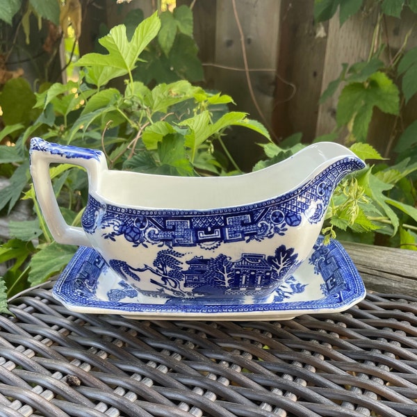 Gravy boat Willow pattern with underplate antique, Relish boat, Blue and white semi porcelain, J.H.W. & Sons, Weatherby, Hanley, Old Willow