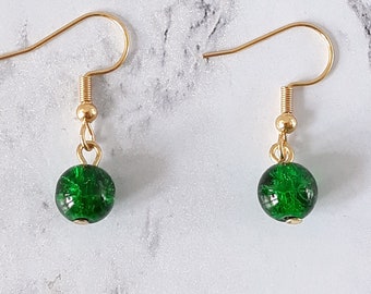 Dangle earrings green crackle glass bead, boho statement ethnic minimalist jewel small, invisible clip, clip on earrings non pierced