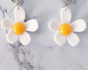 Clip on dangle earrings daisy flower acrylique white yellow fashionable bold, fun unusual jewel boho statement 90s funky stylish abstract