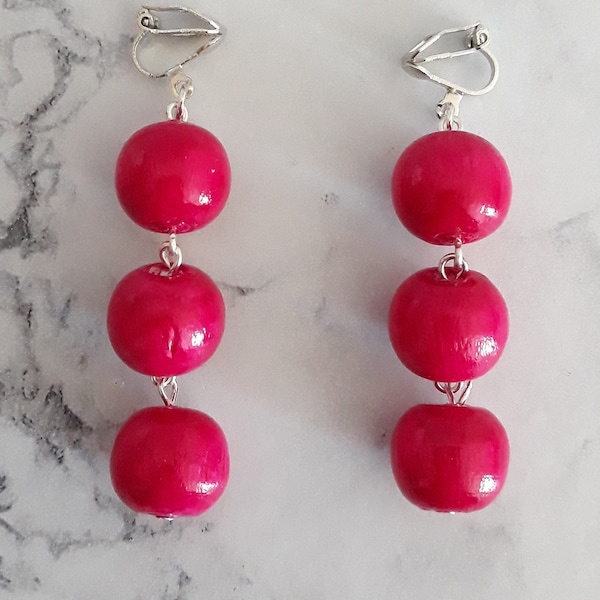 Boucles d'oreilles clip perles bois fuschia pendant bonbon cascade trois boule peint chaine, bijou tendance ethnique, clip confortable