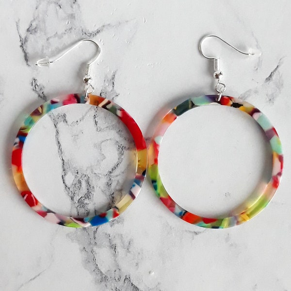 Boucles d'oreilles créole coloré léopard écaille tortue résine acrylique anneau acetate multicolore arc en ciel, bijou ethnique tendance