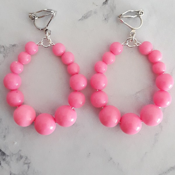 Clips d'oreille perles roses pendantes en forme de goutte, boucles d'oreilles clip à perles de couleur rose bonbon