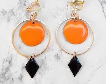 Clip on earrings dangle orange black enamelled round sequin in kc gold color ring hoop, geometric ethnic jewel vintage statement boho