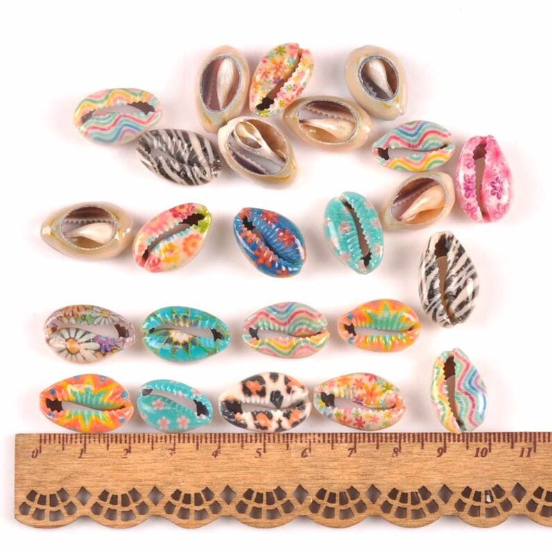 Hot sale wild coast cowrie shell accessories rainbow flower pendant simple design women jewelry