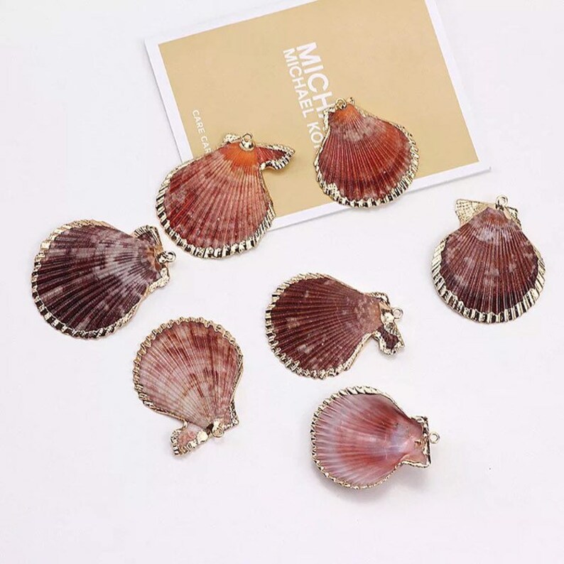 Natural trumpet shell jewelry white color shell with gold trim pendants random size shell pendant women shell necklace jewelry
