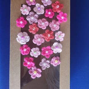Pequeñas flores de ganchillo. Elige un color. Apliques de flores de ganchillo, decoraciones. Parches de ganchillo. Elaboración de tarjetas y scrapbooking.