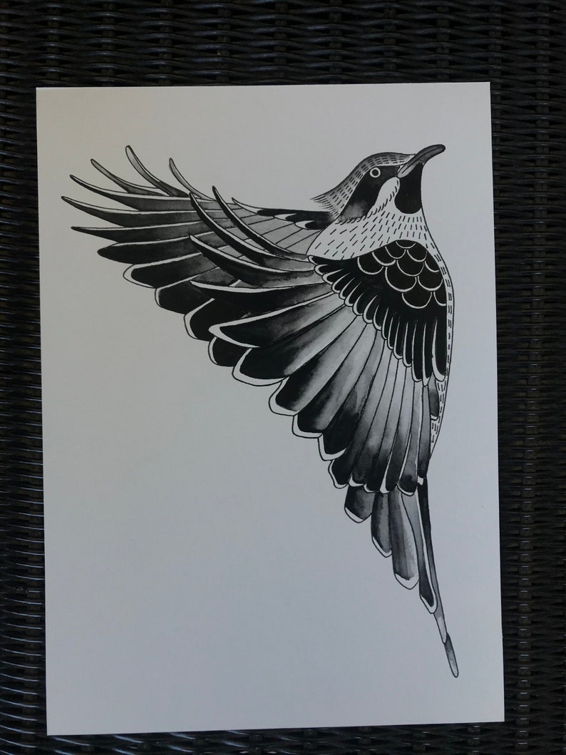 以下が含まれることがあります： 翼を広げた鳥の白黒のイラスト。鳥は羽に複雑な模様が描かれた詳細なスタイルで描かれています。