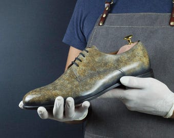 Zapatos Derby con pátina de piedra topo para hombre, edición limitada