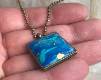 brons goud vierkant pendant hanger medaillon lange ketting van 100 cm ball chain of blauw aqua moederdag persoonlijk bericht St Tropez Bleu