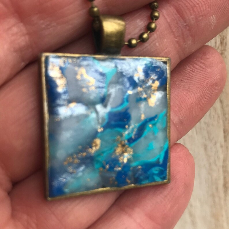 brons goud vierkant pendant hanger medaillon lange ketting van 100 cm ball chain of blauw aqua moederdag persoonlijk bericht St Tropez Bleu