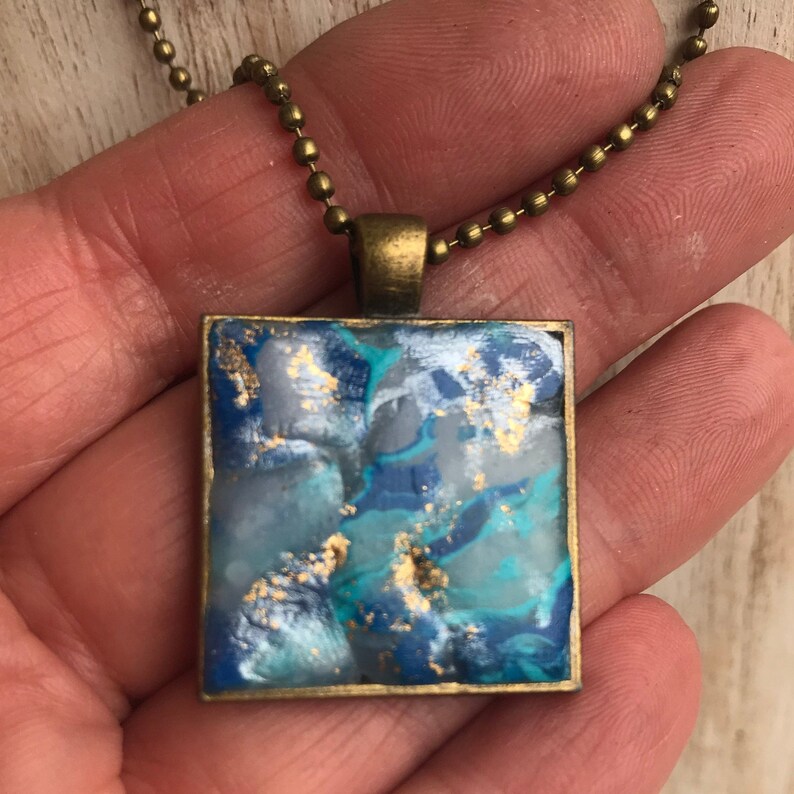 brons goud vierkant pendant hanger medaillon lange ketting van 100 cm ball chain of blauw aqua moederdag persoonlijk bericht St Tropez Bleu