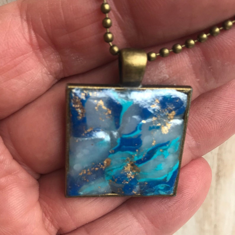 brons goud vierkant pendant hanger medaillon lange ketting van 100 cm ball chain of blauw aqua moederdag persoonlijk bericht St Tropez Bleu