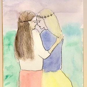 Puede incluir: Pintura acuarela de dos personas abrazándose. La persona de la izquierda tiene el pelo largo y castaño y lleva una camisa blanca y una falda rosa. La persona de la derecha tiene el pelo largo y rubio y lleva una camisa azul y una falda amarilla. El fondo es una acuarela de color azul claro y verde.