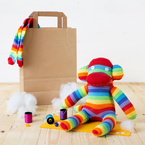 Erstelle deinen eigenen Sock Monkey: DIY Bastelset für endlosen Spielspaß!