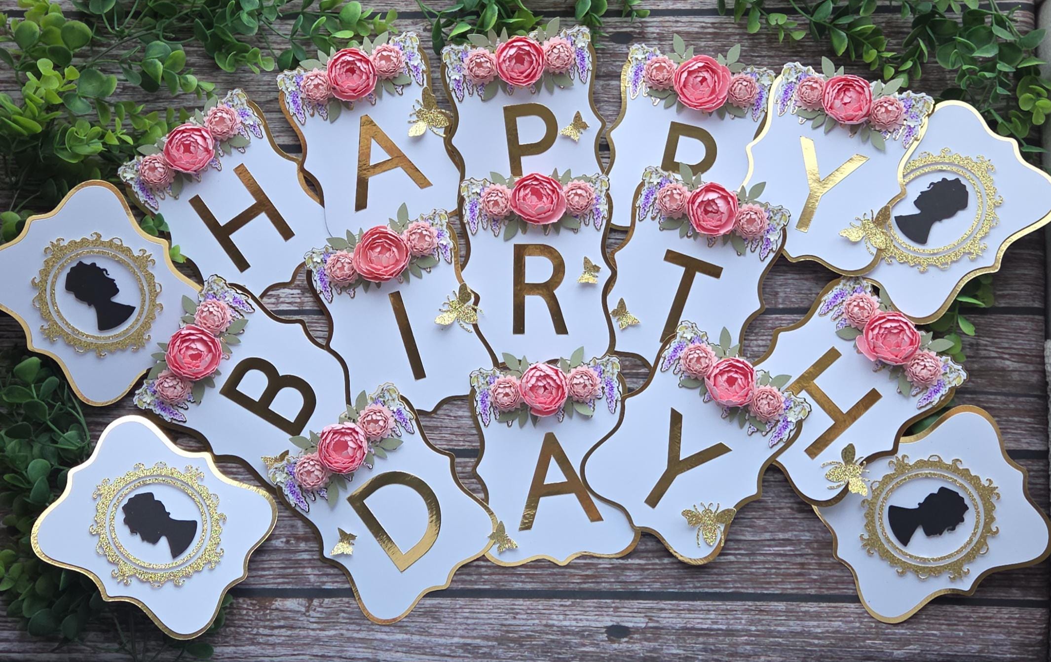 Compleanni Con Le Decozioni Di Compleanno Di Carta Rossa E Rosa Lo Sfondo Del Image246908017