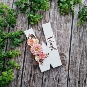 Carta floral personalizada, carta independente, carta de papel machê, decoração de berçário, presente personalizado, carta floral, decoração de aniversário, 8 '' de altura.