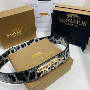 Sabyasachi Geïnspireerde Saree Riem Gratis Maat Verstelbare Pasvorm Mooie Dromerige Lederen Glanzende Afwerking Riem Matte Afwerking Doos Met Logo Ontwerper Black & White