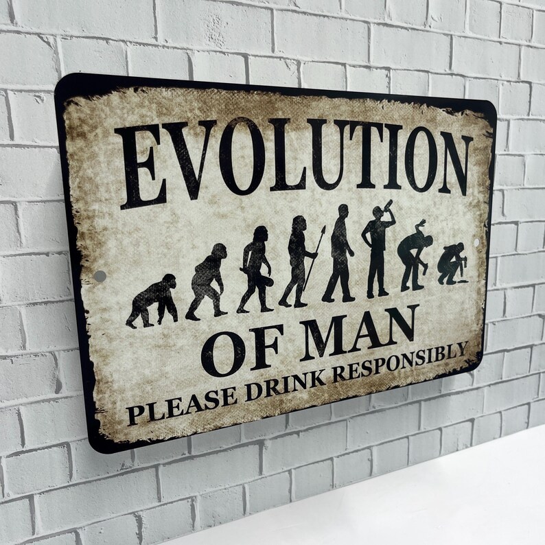 Op de afbeelding: Een metalen bord met een verweerde, vintage uitstraling. Het toont een humoristische afbeelding van de evolutie van de mens, die eindigt met een man die een biertje vasthoudt. Het bord heeft de tekst "Evolution of Man" en "Please Drink Responsibly".
