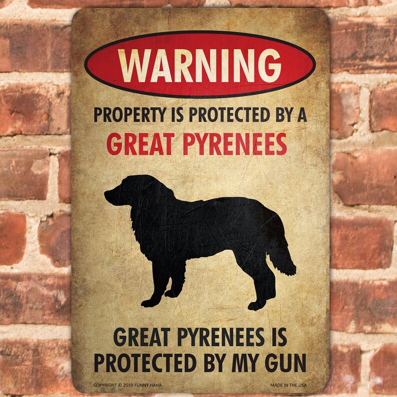 Puede incluir: Un cartel de advertencia con un aspecto desgastado y vintage. Dice "WARNING PROPERTY IS PROTECTED BY A GREAT PYRENEES GREAT PYRENEES IS PROTECTED BY MY GUN". El cartel presenta una silueta negra de un perro de monta&ntilde;a de los Pirineos.