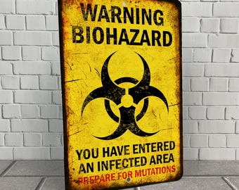 Könnte beinhalten: Ein gelbes Warnschild mit einem schwarzen Biohazard-Symbol und dem Text "WARNING BIOHAZARD YOU HAVE ENTERED AN INFECTED AREA PREPARE FOR MUTATIONS".
