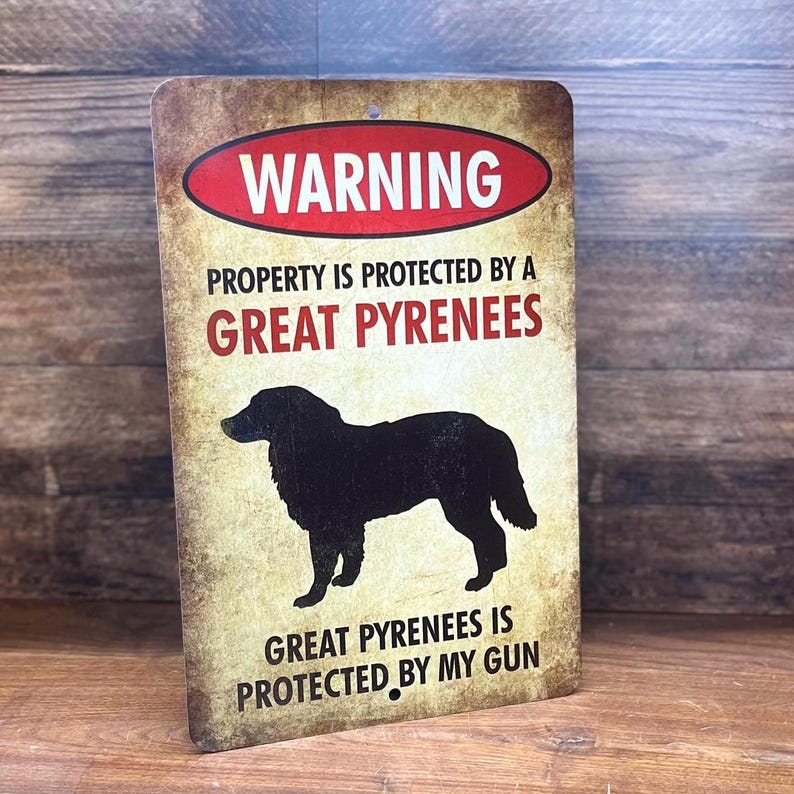 Puede incluir: Un cartel de advertencia con un aspecto desgastado y vintage. Dice "WARNING PROPERTY IS PROTECTED BY A GREAT PYRENEES GREAT PYRENEES IS PROTECTED BY MY GUN". El cartel presenta una silueta de un perro de monta&ntilde;a de los Pirineos.