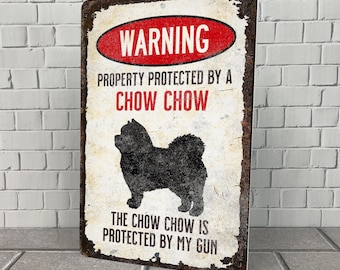 Op de afbeelding: Een waarschuwingsbord met een verweerde metalen look. Het bord staat er "WARNING PROPERTY PROTECTED BY A CHOW CHOW THE CHOW CHOW IS PROTECTED BY MY GUN". Een zwart silhouet van een Chow Chow-hond bevindt zich in het midden van het bord.