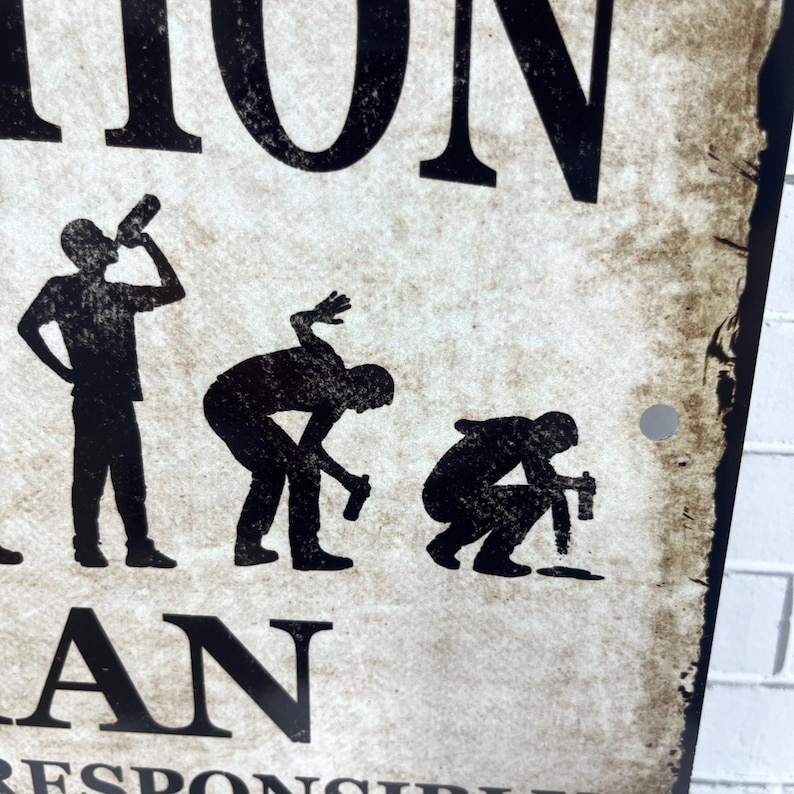Op de afbeelding: Een zwart-wit bord met de tekst "Evolution of a Man" en een reeks silhouetten die een man in verschillende stadia van dronkenschap voorstellen.