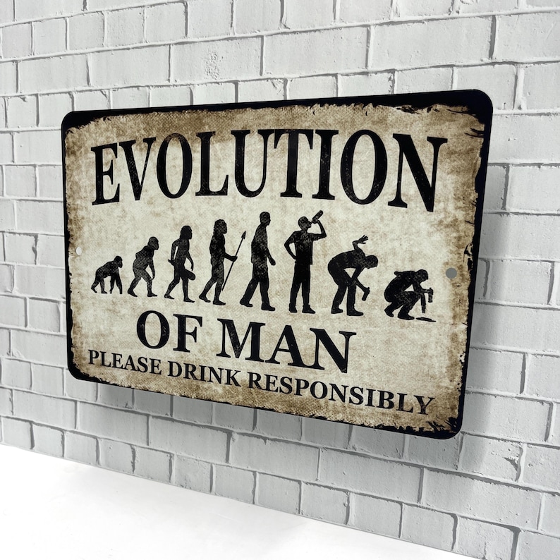 Op de afbeelding: Een metalen bord met een bruine achtergrond en zwarte tekst die "Evolution of Man" luidt, met een reeks stokfiguren die de evolutie van de mens voorstellen. Het bord bevat ook de tekst "Please Drink Responsibly".