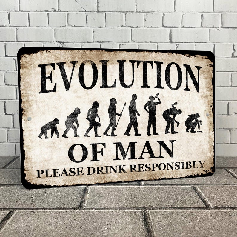 Op de afbeelding: Een bruin metalen bord met de tekst "Evolution of Man" en een reeks stokfiguren die de evolutie van de mens voorstellen. Het bord bevat ook de tekst "Please Drink Responsibly".