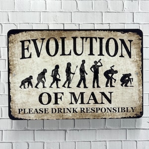 Op de afbeelding: Een vintage metalen bord met een verweerde achtergrond waarop een humoristische afbeelding van de evolutie van de mens is te zien, die eindigt met een man die een drankje vasthoudt. Het bord heeft de tekst "Evolution of Man" en "Please Drink Responsibly".