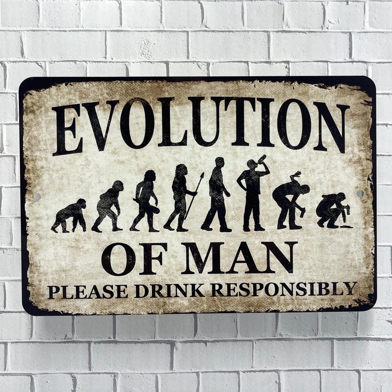 Op de afbeelding: Een vintage metalen bord met een verweerde achtergrond waarop een humoristische afbeelding van de evolutie van de mens is te zien, die eindigt met een man die een drankje vasthoudt. Het bord heeft de tekst "Evolution of Man" en "Please Drink Responsibly".