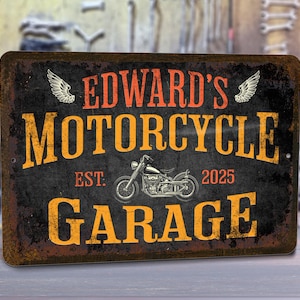 Pu&ograve; includere: Un cartello in metallo rustico con uno sfondo marrone invecchiato. Il cartello recita "Edward's Motorcycle Garage Est. 2025" con un'illustrazione di una motocicletta d'epoca.