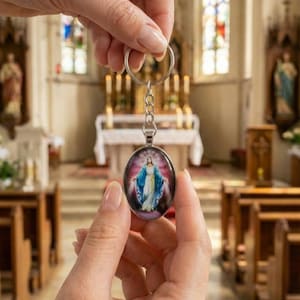 Virgin Mary Keychain, Catholic Keyring Medal with Prayer, Religious Gift for Men and Women, Miraculous Pocket Devotion Accessory