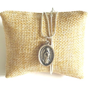 Catena placcata in argento con medaglia della Vergine di Guadalupe e immaginetta di preghiera | Collana cattolica | Regalo religioso | Gioielli della Madonna di Guadalupe"