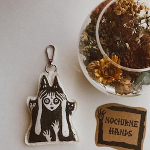 Brelok do torby w stylu gotyckim, brelok do kluczy z lalką w linorycie, akcesorium Dark Academia, ręcznie robiony prezent w stylu czarownicy