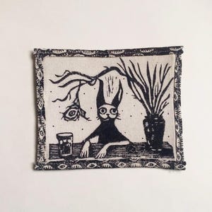 Aplique de coelho em linóleo - Arte sombria feita à mão para costurar em tela.