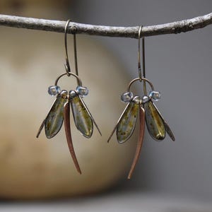 Petites boucles d&#39;oreilles libellule pendantes petites demoiselles bijoux d&#39;art d&#39;interprétation