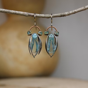 Blå glascikadorörhängen: Lampwork-örhängen med mässingsvingar