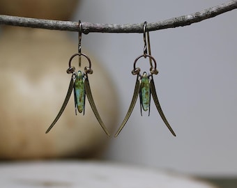 Sierlijke weidesprinkhaan * Groene glazen oorbellen * Unieke hangertjes * Lieve katydid