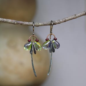 Nyckfull trollslända * Originaldesign av Firefly Earth & Sky * Tolkning av insektsörhängen