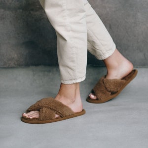 Fluffy slippers, luxurious fuzzy slippers for women and men, elegant house shoes