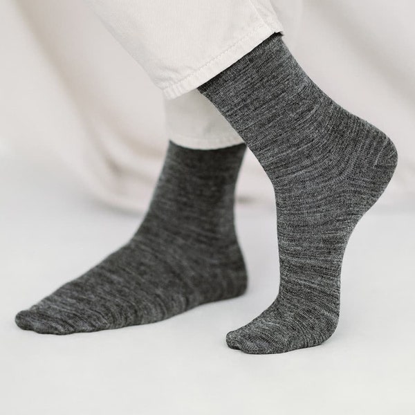 Chaussettes en laine confortables de couleur grise, Convient aux femmes et aux hommes, Cadeau parfait pour toutes les saisons, Convient à toutes les chaussures, Idéal pour les personnes actives