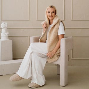 Gilet da donna in lana merino fatto a mano, marrone chiaro, con tasche.