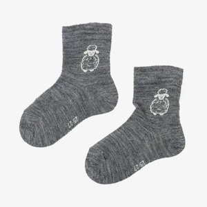 Puede incluir: Un par de calcetines de lana grises con un diseño de oveja blanca. Los calcetines son de tobillo alto y tienen una textura acanalada.